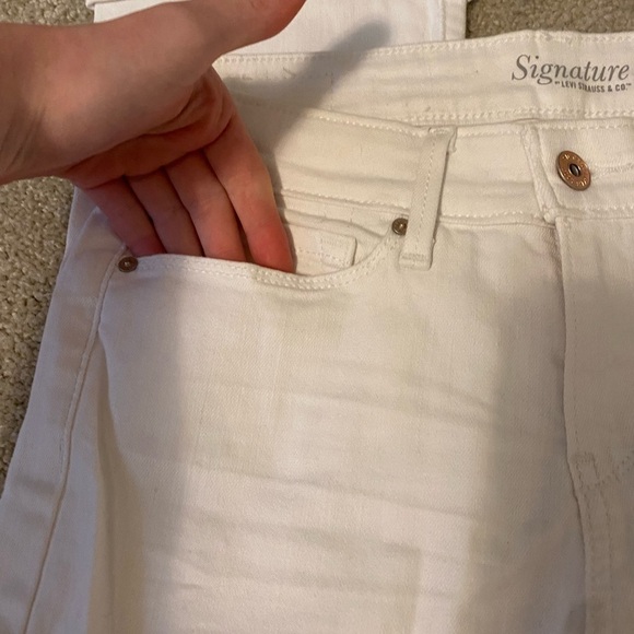 Signature Modern Capri Levi Strauss - Picture 5 of 12